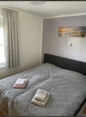 Schlafzimmer mit einem 1,80m breiten Boxspringbett und Kleiderschrank - Bild 2: Ferienhaus „Am Utkiek“