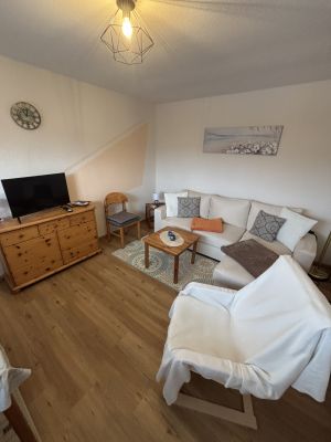 Wohnzimmer mit TV, Internet; Couch mit Bettfunktion für zwei Personen; kleiner Tisch und Stühlen; Fernsehsessel - Bild 5: Ferienhaus „Am Utkiek“