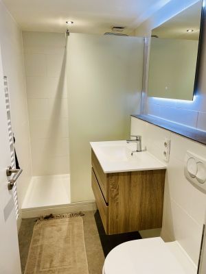 Das Badezimmer verfügt über eine Regendusche. - Bild 4: Ferienwohnung Winterberg am Hillebachsee