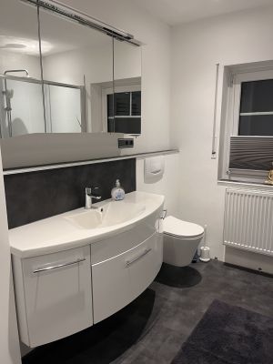 Tolles Bad mit Wellnessdusche und komfortablen, großen Waschtisch - Bild 11: Landhaus Ferienwohnung Up’n Wall im Münsterland