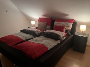 Schlafzimmer mit Doppel Boxspringbett, Schrank und Kommode - Bild 15: Landhaus Ferienwohnung Up’n Wall im Münsterland
