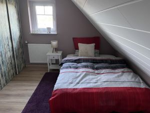 Schlafzimmer im Dachgeschoss mit Einzelbetten in 140 cm x 200 cm
Einbauschrank und Sitzgelegenheit - Bild 13: Landhaus Ferienwohnung Up’n Wall im Münsterland