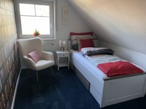Romantisches Einzelzimmer mit Bett, Schrank und Sitzgelegenheit - Bild 14: Landhaus Ferienwohnung Up’n Wall im Münsterland