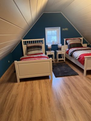 Romantisches Dachzimmer mit 2 Einzelbetten, Schrank und Sitzgelegenheit - Bild 12: Landhaus Ferienwohnung Up’n Wall im Münsterland