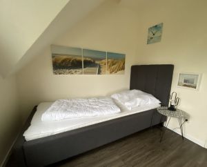 gemütliches Schlafzimmer mit Einzelbett und Schlafcouch - Bild 11: Wohlfühloase am Naturstrand Ostseeperle
