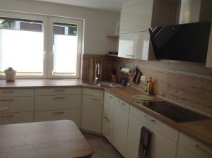 Moderne Küche mit Essbereich - Bild 2: Ferienwohnung Hirsch in Breitnau Hochschwarzwald