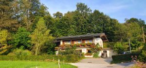 sonnige Wohnung mit Waldblick aus dem Schlafzimmer - Bild 1: sonnige Ferienwohnung Krennwies im Berchtesgadener Tal Schönau am Königssee