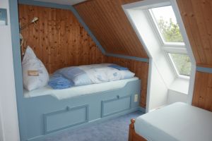 Im Kojenbett gemütlich liegen und den Blick in den Himmel genießen. Der Amrumerleuchtturm leuchtet vom Westen hinein. - Bild 2: Ferienwohnung mit Weitblick auf Hallig Hooge