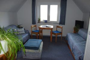 Entspannen auf der gemütlichen Couch. Der Blick kann über die Hallig schweifen nach Hallig Langeneß und Föhr. - Bild 4: Ferienwohnung mit Weitblick auf Hallig Hooge