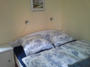 Es liegt ruhig nach hinten raus. Ein Kleiderschrank ist selbstverständlich auch vorhanden. - Bild 7: FeWo Lütt Matten im Herzen Flensburgs und dennoch idyllisch und ruhig