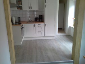 vom Essbereich blickt man auf die Küchenzeile - Bild 4: FeWo Lütt Matten im Herzen Flensburgs und dennoch idyllisch und ruhig