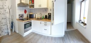 Betritt man die Wohnung kommt man gleich in die gut ausgestattete Wohnküche - Bild 2: FeWo Lütt Matten im Herzen Flensburgs und dennoch idyllisch und ruhig