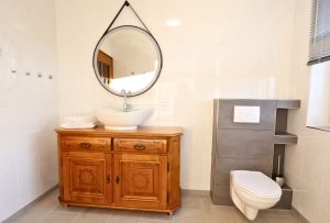 Das Badezimmer mit Dusche und Badewanne - Bild 11: Hundebadezimmer, eingezäunter Garten, Veranda, Balkon: Brangs Eulenbüsch: