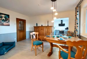 Das Esszimmer ist offen zur Küche und zum Wohnzimmer - Bild 5: Hundebadezimmer, eingezäunter Garten, Veranda, Balkon: Brangs Eulenbüsch: