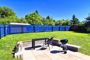 Von der Veranda aus kommt man in den eigenen, eingezäunten Garten - Bild 14: Hundebadezimmer, eingezäunter Garten, Veranda, Balkon: Brangs Eulenbüsch: