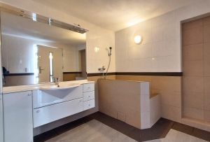 Direkt von der Veranda aus kommen Sie in das Hundebadezimmer mit Hundedusche und Bodenablauf. - Bild 13: Hundebadezimmer, eingezäunter Garten, Veranda, Balkon: Brangs Eulenbüsch: