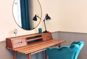 Entweder als Schminktisch oder als Schreibtisch fürs Homeoffice- variabel nutzbar. - Bild 9: Hundebadezimmer, eingezäunter Garten, Veranda, Balkon: Brangs Eulenbüsch: