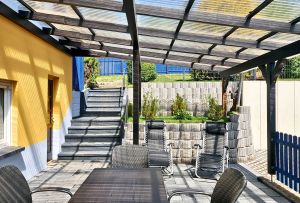 Die Veranda hat einen direkten Zugang zum eingezäunten Garten mit Grillplatz - Bild 15: Hundebadezimmer, eingezäunter Garten, Veranda, Balkon: Brangs Eulenbüsch: