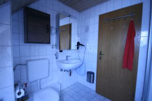 Badezimmer mit Spiegelschrank, Waschtisch und WC. - Bild 1: Ferienhaus Cristina Norddeich 2 Schlafzimmer Wintergarten WLAN 100 Mbit