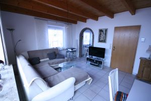 Grosszügiges Wohnzimmer mit Essbereich. - Bild 3: Ferienhaus Cristina Norddeich 2 Schlafzimmer Wintergarten WLAN 100 Mbit