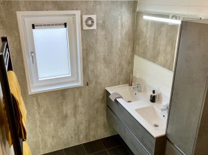 Das Badezimmer verfügt über 2 Waschbecken - Bild 9: Ferienhaus 5a, Bungalowpark Puik en Duin Noordwijk am Meer