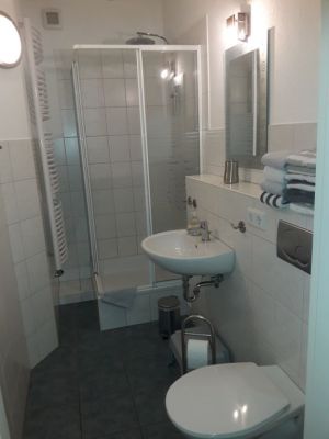 Sie finden neben Dusche, WC und Waschbecken einen Handtuchheizkörper, Badwäsche und Fön. - Bild 16: Ferienhof Schmiddes, Fewo Schwalbennest