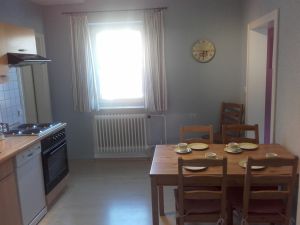 In der Wohnküche verfügt über eine schöne Essecke. - Bild 12: Ferienhof Schmiddes, Fewo Schwalbennest