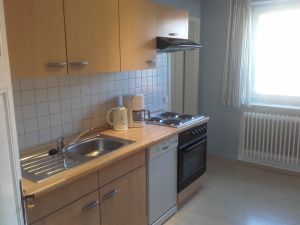 Die Küchenzeile ist voll ausgestattet, so dass dem Kochen nichts im Wege steht. - Bild 13: Ferienhof Schmiddes, Fewo Schwalbennest