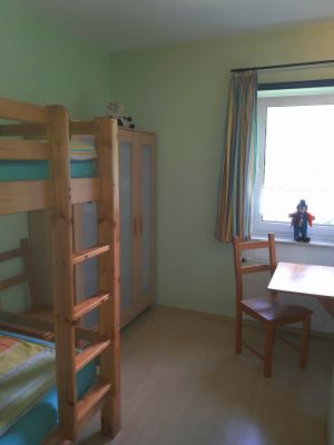 Im Kinderzimmer finden Sie Verdunkelungsrollos - Bild 15: Ferienhof Schmiddes, Fewo Schwalbennest